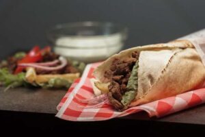 Leia mais sobre o artigo Empresa lança franquia de sanduíche árabe e apresenta iguaria do Oriente Médio