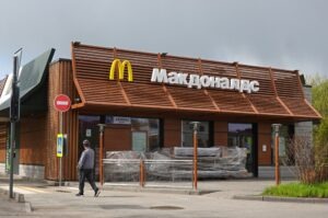 Leia mais sobre o artigo Fechamento do McDonald’s na Rússia destaca a maneira correta de franquear internacionalmente